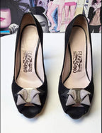 Zapatillas Salvatore Ferragamo Negras con Moño al Frente | Tacón Alto Elegante - Nina BAZART