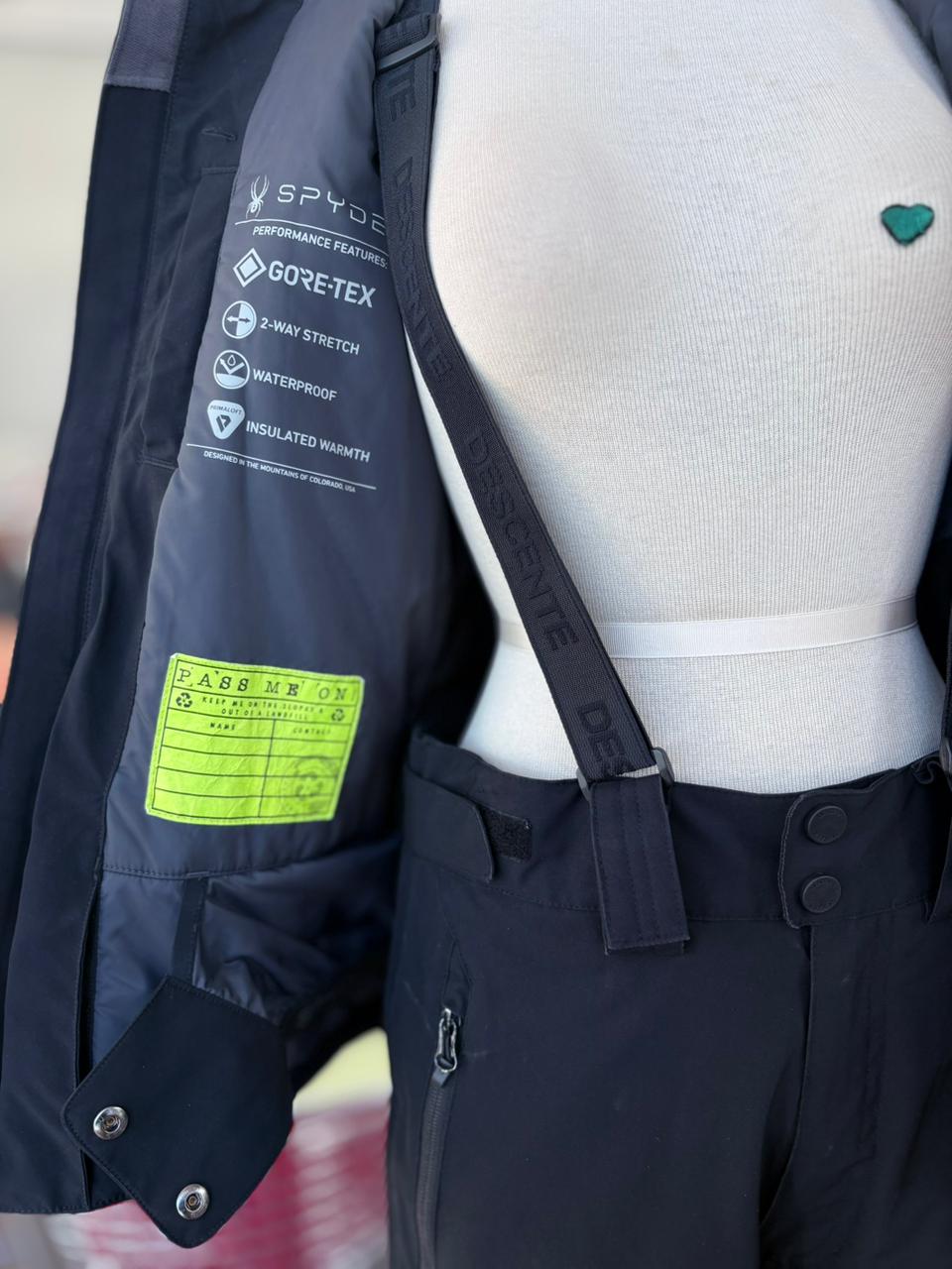 Conjunto de esquí Spyder y Descente negro con detalles neón
