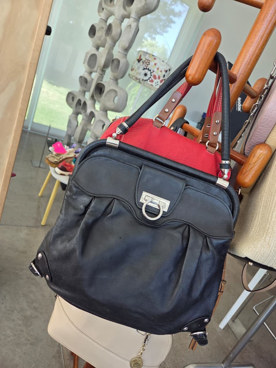 Bolsa Salvatore Ferragamo de Piel Negra con Herraje Gancini - Nina BAZART