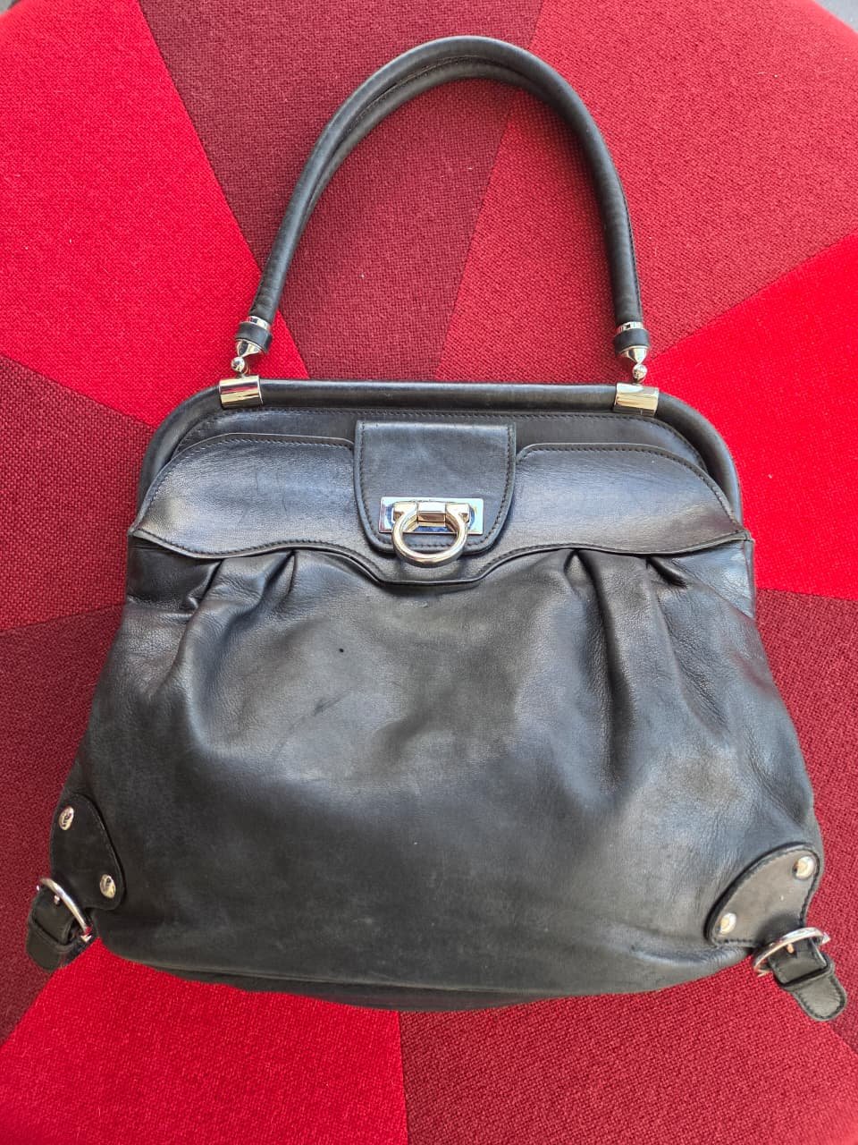Bolsa Salvatore Ferragamo de Piel Negra con Herraje Gancini - Nina BAZART