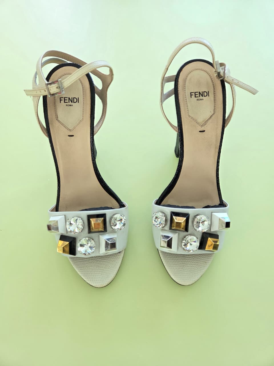 Sandalias de piel con aplicaciones