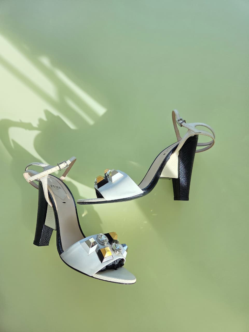 Sandalias de piel con aplicaciones
