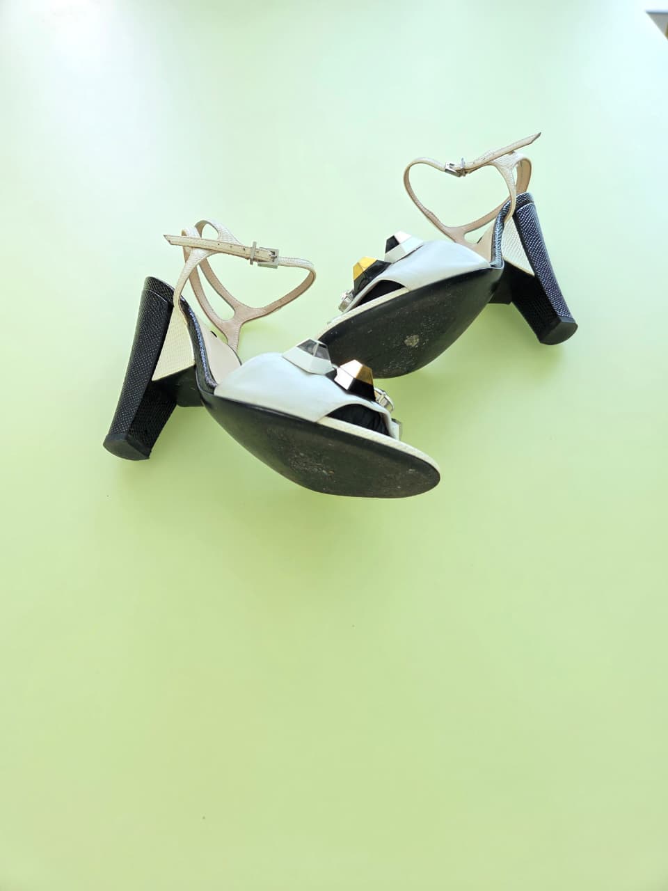 Sandalias de piel con aplicaciones
