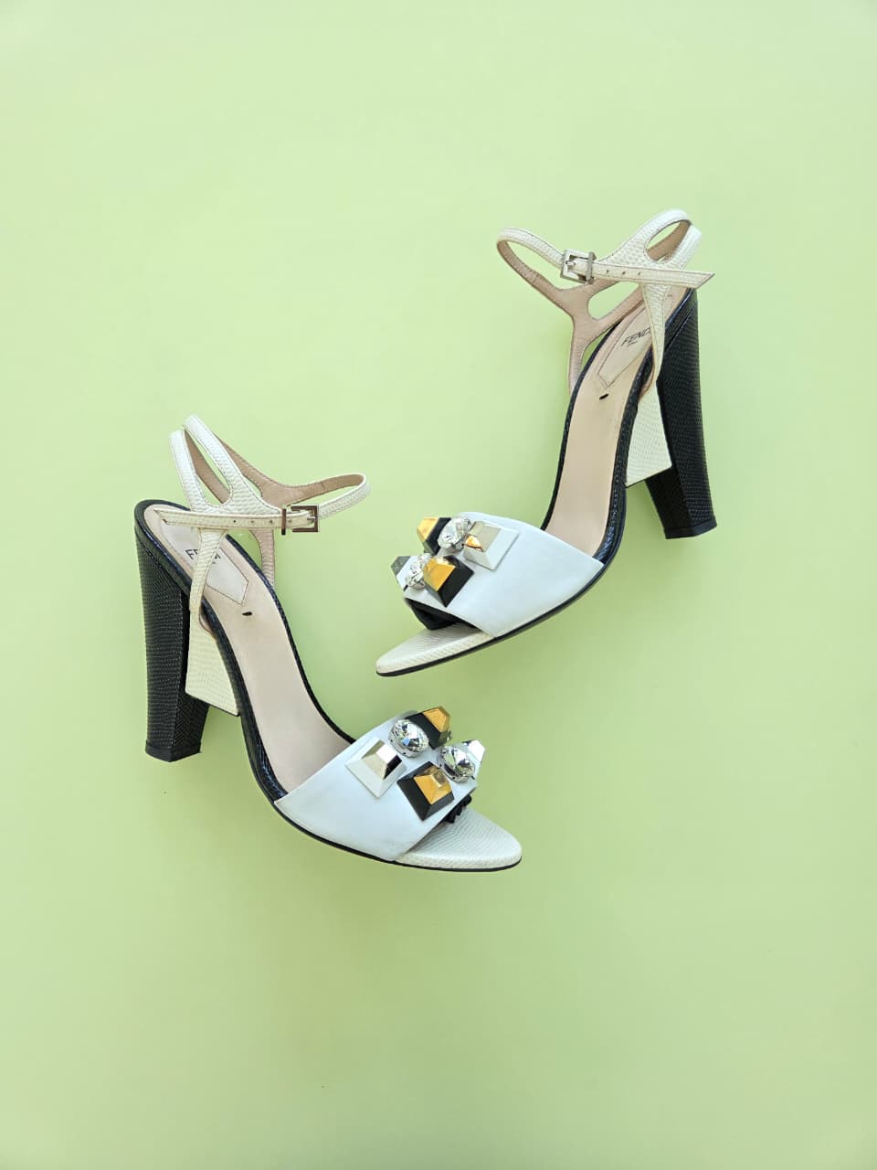 Sandalias de piel con aplicaciones
