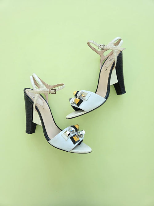 Sandalias de piel con aplicaciones
