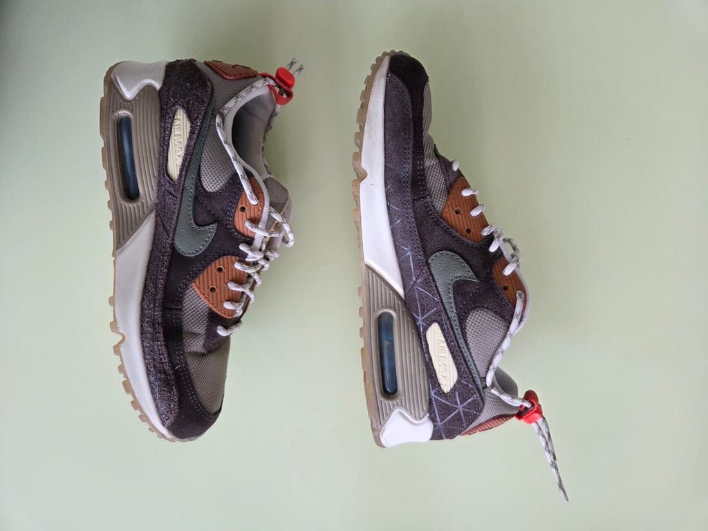 Tenis Nike Air Max en tonos gris y terracota — talla 6 MX