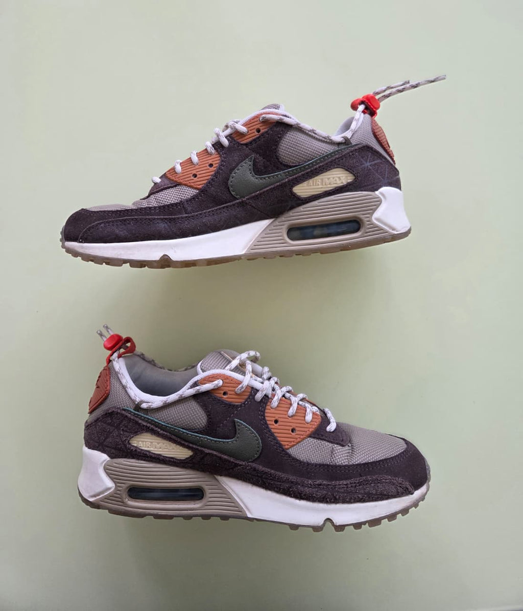 Tenis Nike Air Max en tonos gris y terracota — talla 6 MX