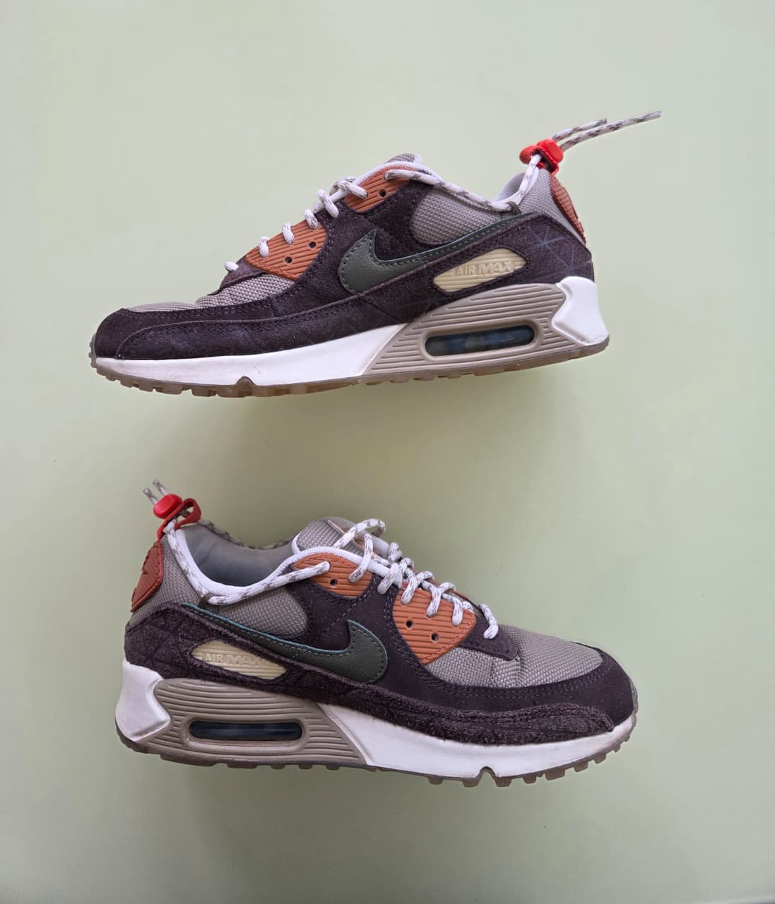 Tenis Nike Air Max en tonos gris y terracota — talla 6 MX