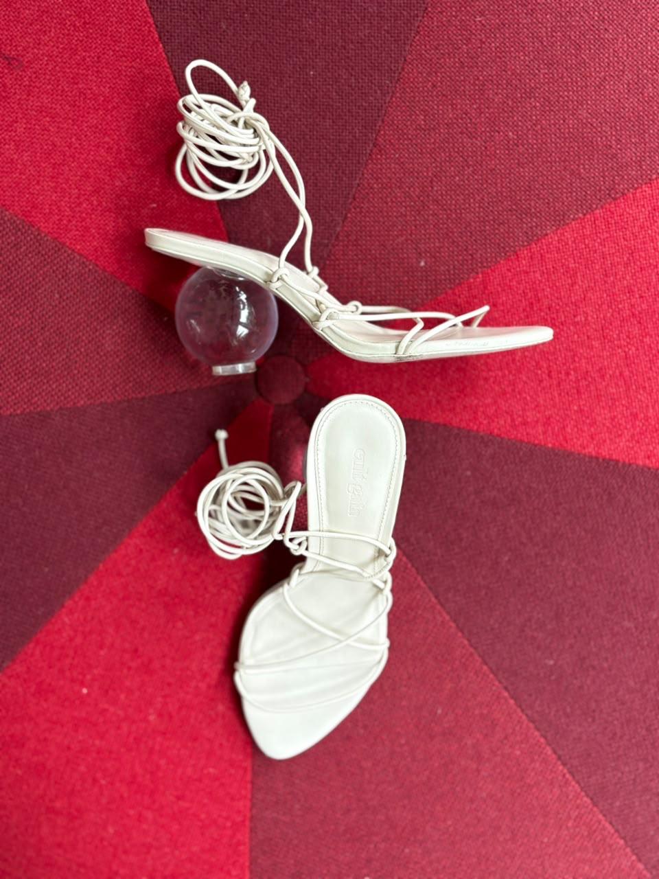 Zapatillas Cult Gaia Blancas con Tacón Esférico y Tiras Ajustables