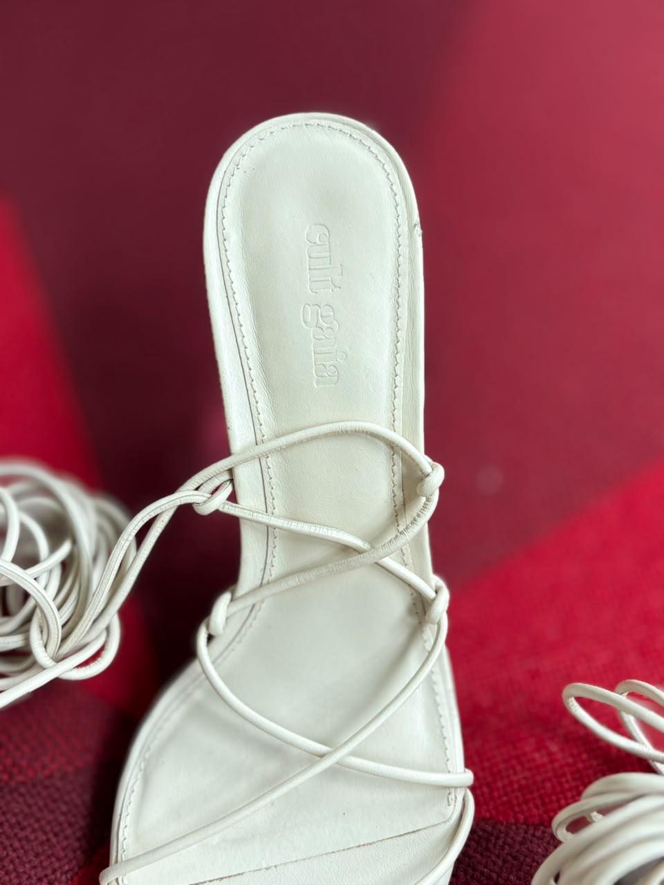 Zapatillas Cult Gaia Blancas con Tacón Esférico y Tiras Ajustables