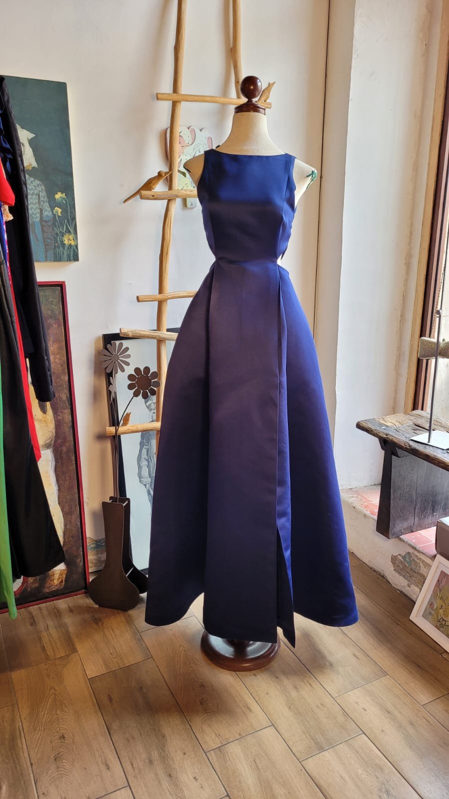 Vestido de Gala Halston Azul Marino con Falda Arquitectónica y Abertura Frontal - Imagen 7