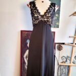 Vestido midi blanco con negro.