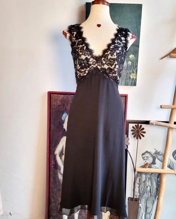 Vestido midi blanco con negro.