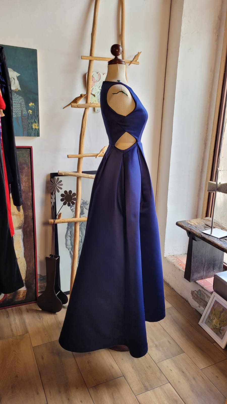 Vestido de Gala Halston Azul Marino con Falda Arquitectónica y Abertura Frontal - Imagen 6