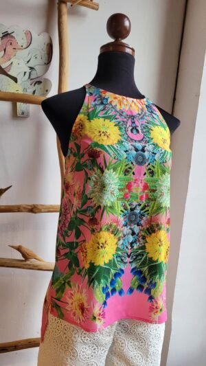 Blusa floreada fondo rosa