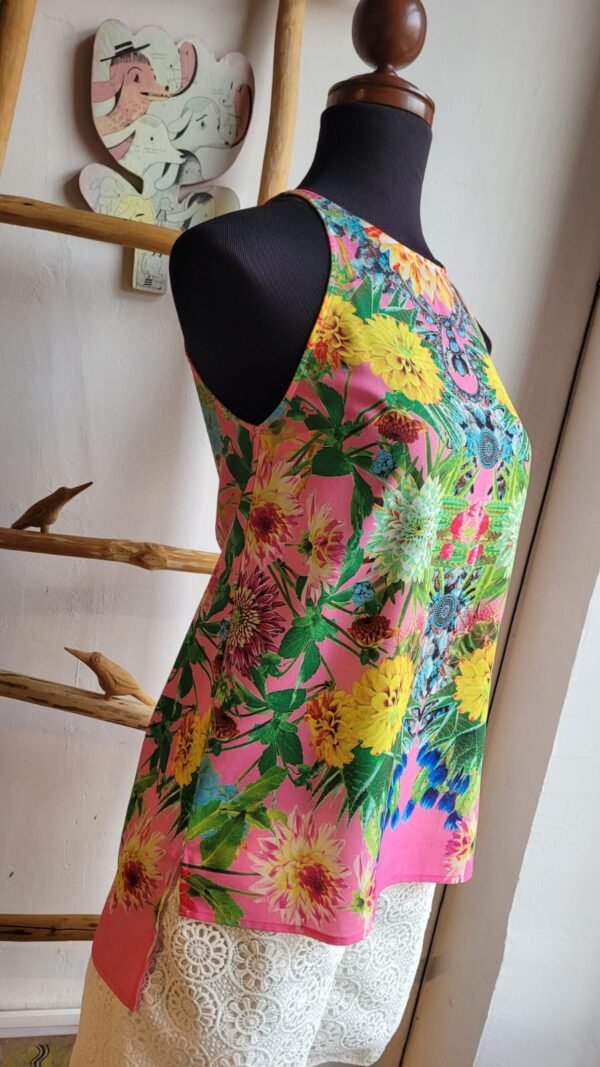 Blusa floreada fondo rosa