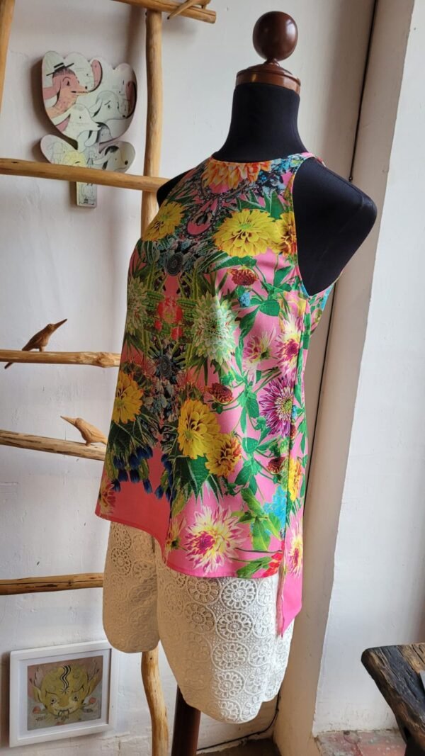 Blusa floreada fondo rosa
