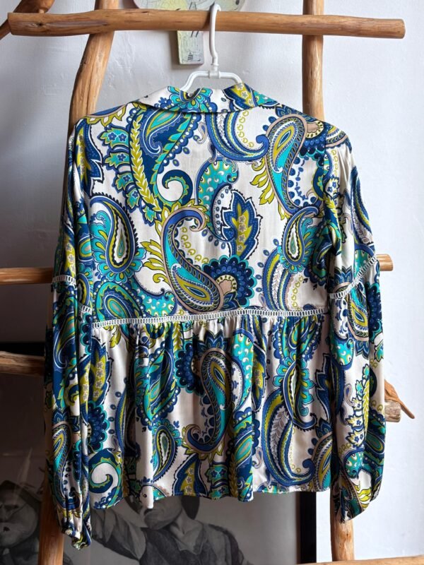 Blusa con estampado paisley