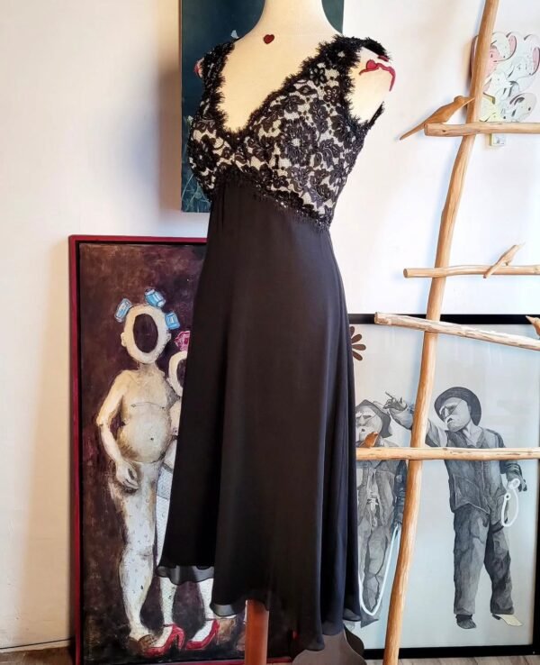 Vestido midi blanco con negro.