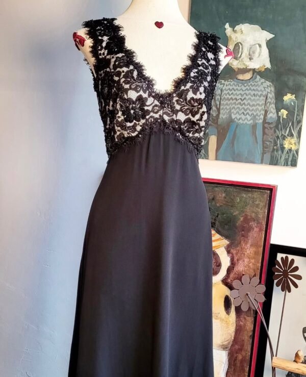 Vestido midi blanco con negro.