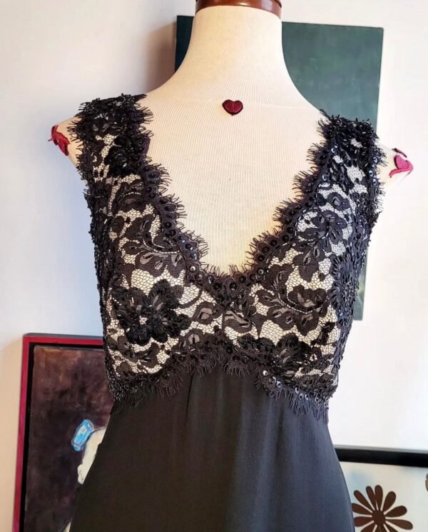 Vestido midi blanco con negro.