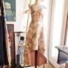 Vestido color champagne con detalles plateados