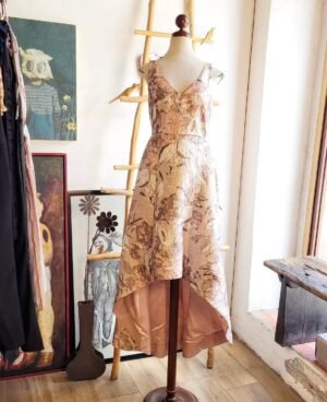 Vestido color champagne con detalles plateados