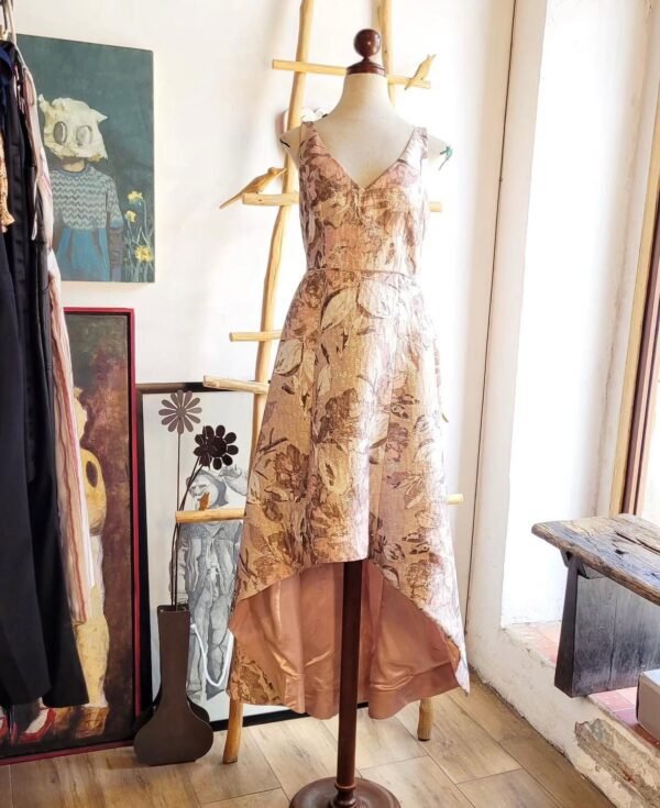 Vestido color champagne con detalles plateados