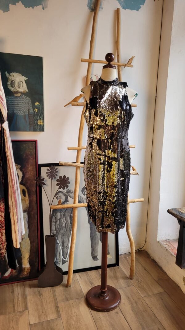 Vestido de lentejuela color negro con plateado