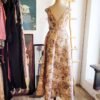 Vestido color champagne con detalles plateados