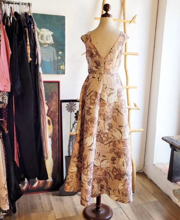 Vestido color champagne con detalles plateados