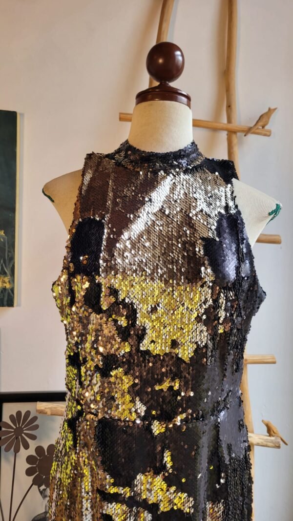 Vestido de lentejuela color negro con plateado