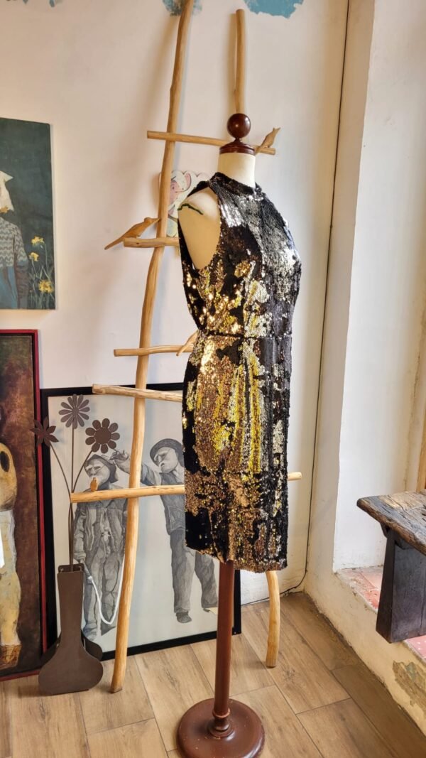 Vestido de lentejuela color negro con plateado