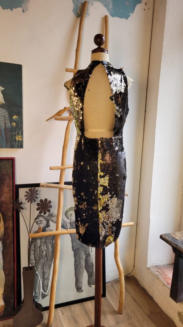 Vestido de lentejuela color negro con plateado