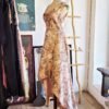 Vestido color champagne con detalles plateados