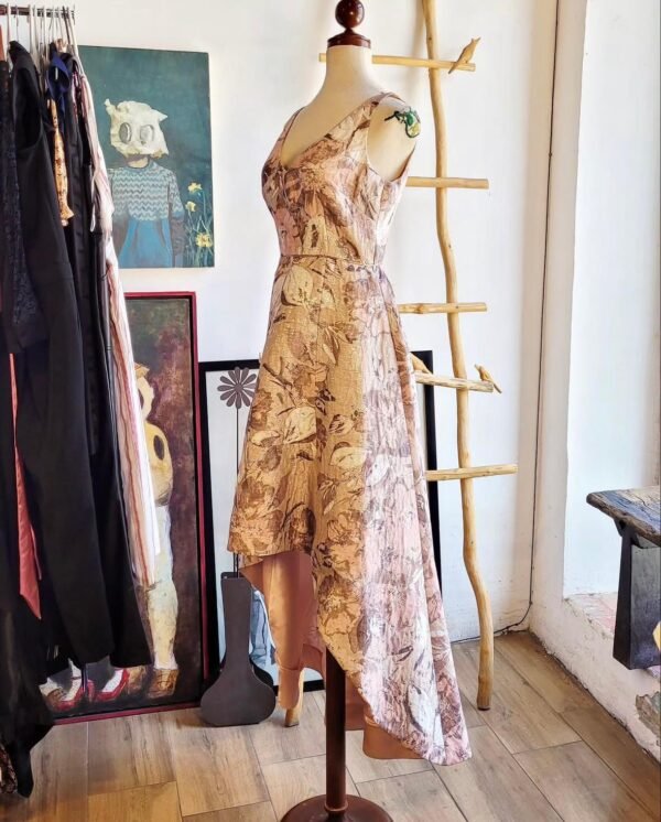 Vestido color champagne con detalles plateados
