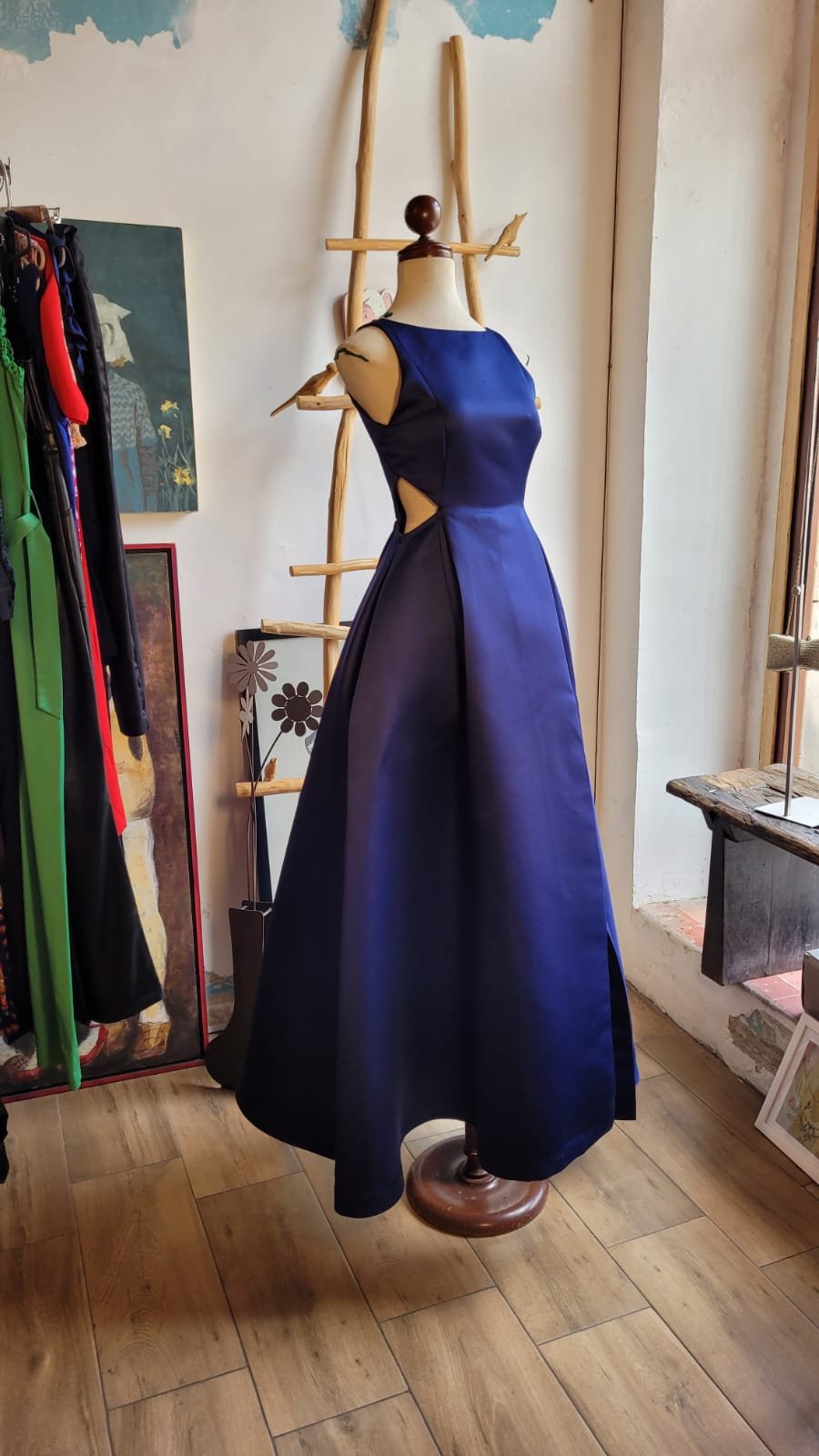 Vestido de Gala Halston Azul Marino con Falda Arquitectónica y Abertura Frontal - Imagen 5