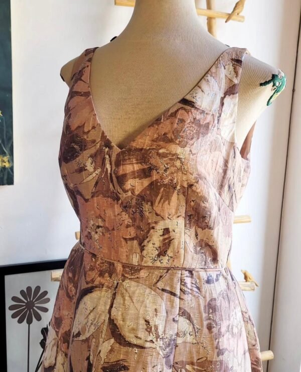 Vestido color champagne con detalles plateados