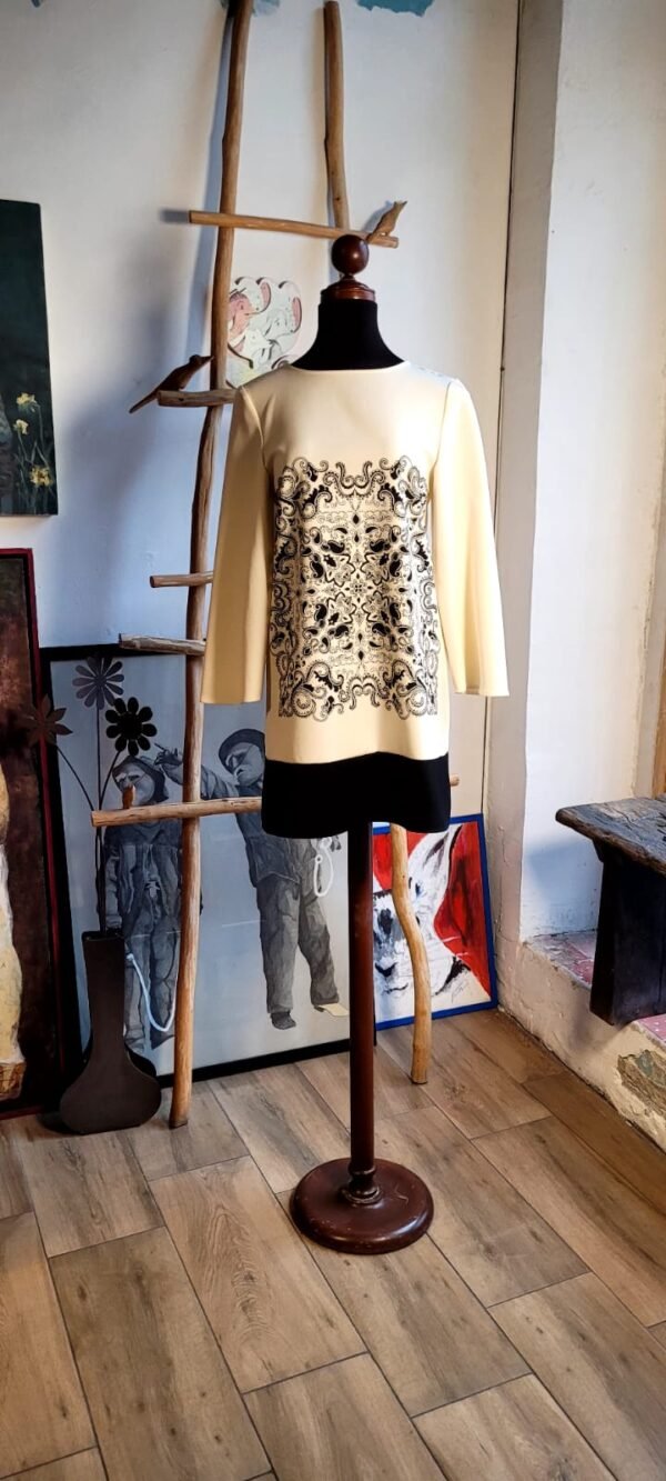 Vestido corto color beige