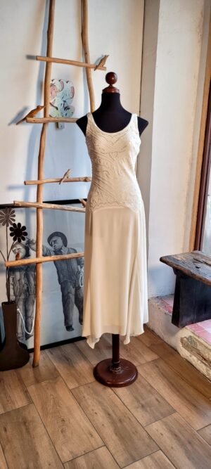 Vestido midi color perla