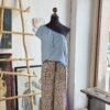 Blusa asimétrica de un hombro con holán