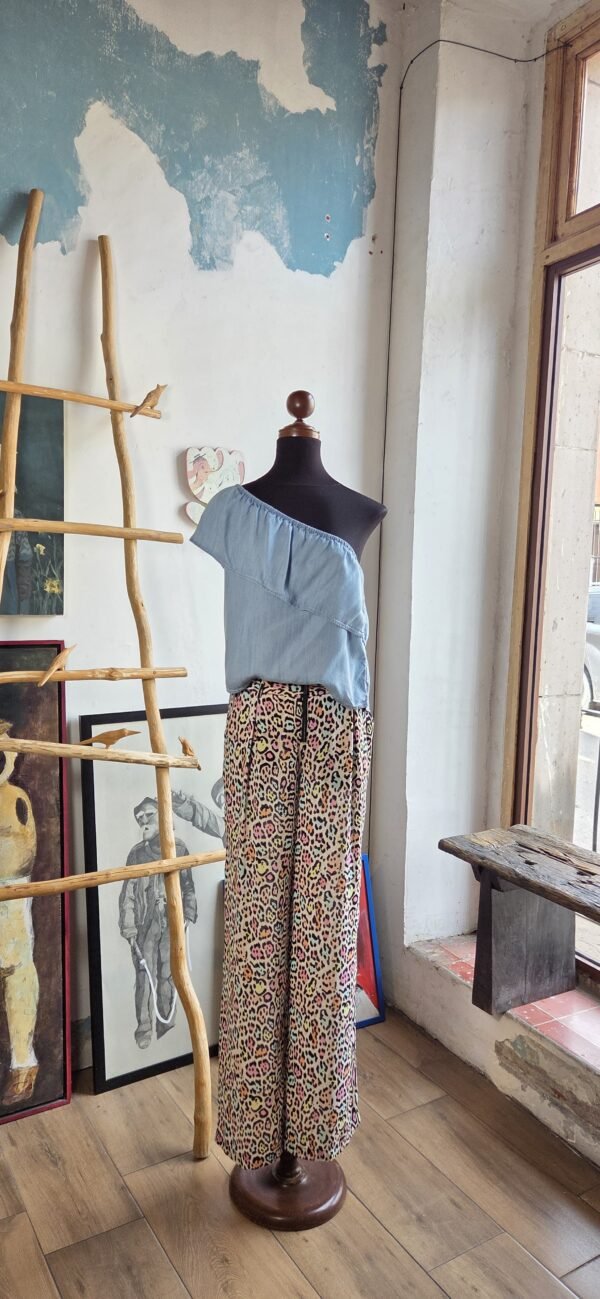 Blusa asimétrica de un hombro con holán