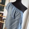 Blusa asimétrica de un hombro con holán