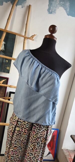 Blusa asimétrica de un hombro con holán
