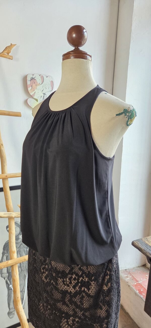 Vestido color negro con encaje