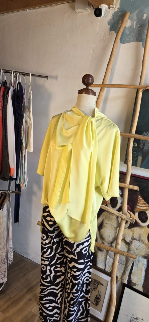 Blusa color amarillo pastel