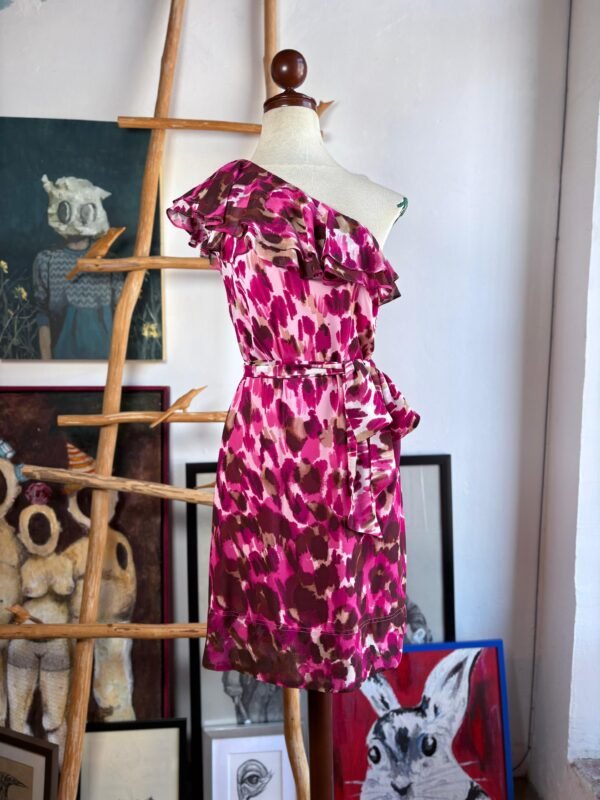Vestido asimétrico de un hombro