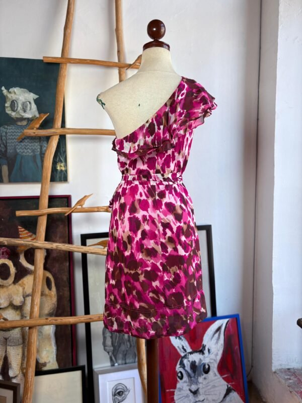 Vestido asimétrico de un hombro