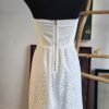 Vestido strapless de encaje color blanco
