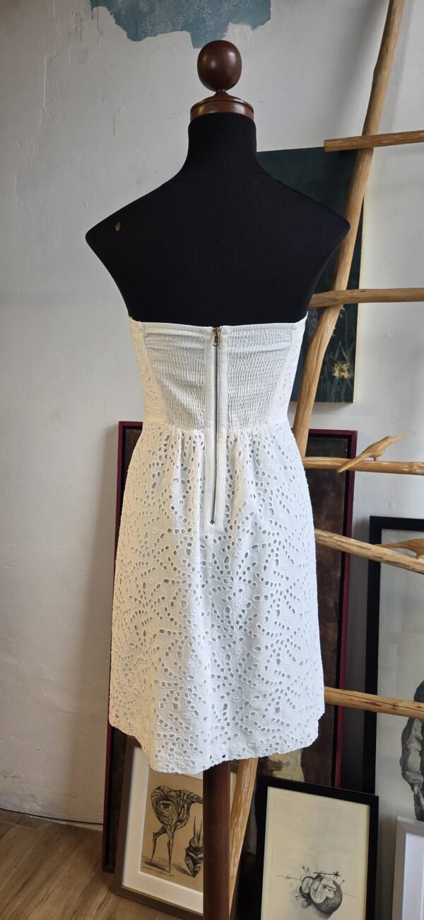 Vestido strapless de encaje color blanco